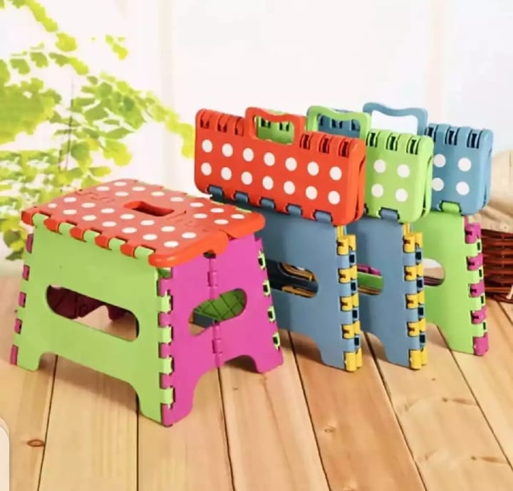 Lightweight Folding Step Stool Plastic Durable Easy Foldable Plastic Chair (Random Colour) -Small Size(19cm x 19cm x 25cm )